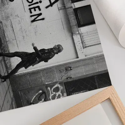 Moderne decoratieve poster met een contrasterend stadsbeeld in zwart-witte graffiti