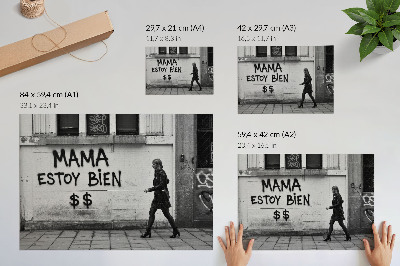 Moderne decoratieve poster Een contrasterend stadsbeeld met zwart-witte graffiti.