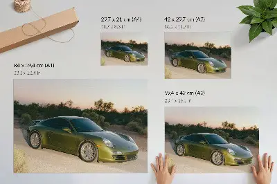 Moderne decoratieve poster sportwagen in de woestijn bij zonsondergang