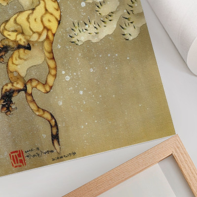 Moderne decoratieve poster Katsushika Hokusai (1760–1849), Tijger in de sneeuw. Hangende rol, inkt en kleur op zijde, 1849