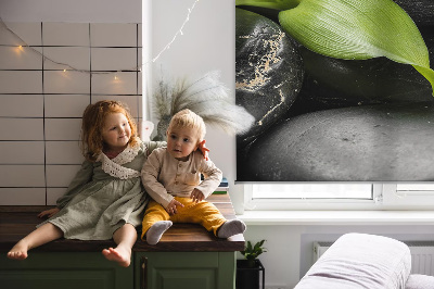 Binnengordijn met orchidee op stenen