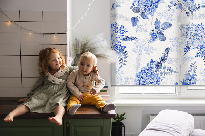 Binnenrolgordijn in blauwe bloemenprint voor raam