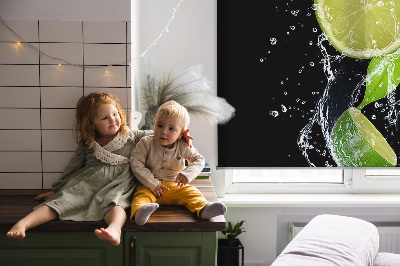 Binnenrolgordijn voor raam kalk die in het water valt