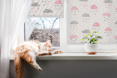 Binnenrolgordijn voor raam met roze en grijze wolken