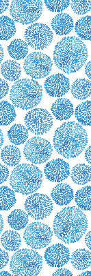 Binnenrolgordijn voor raam met blauwe bloemblaadjescirkels