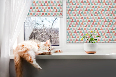Rolgordijn voor raam met kleurrijke driehoekmotief