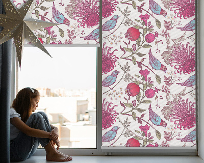 Rolgordijn voor raam met kleurrijke vogels tussen de bloemen