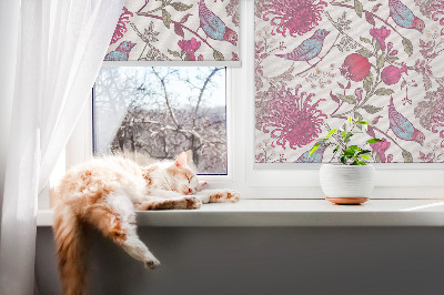 Rolgordijn voor raam met kleurrijke vogels tussen de bloemen