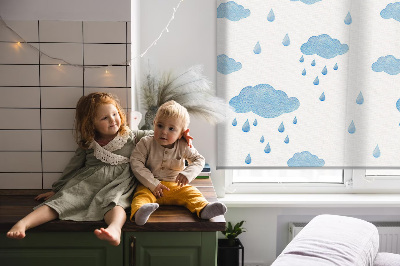 Rolgordijn voor raam met wolken en regen