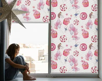Binnengordijn met roze ballonnen, donuts en konijntjes
