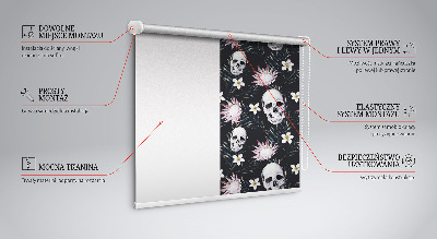 Rolgordijn voor raam met schedels tussen de bloemen