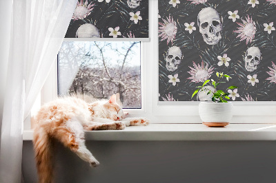 Rolgordijn voor raam met schedels tussen de bloemen