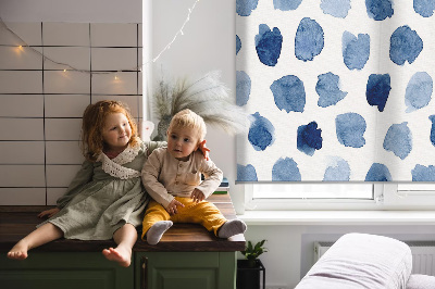 Rolgordijn voor raam met blauw geverfde vlekken