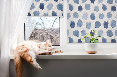 Rolgordijn voor raam met blauw geverfde vlekken