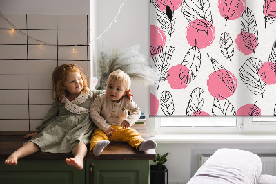 Rolgordijn voor raam met veren en roze stippen