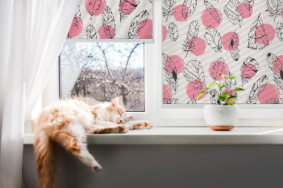 Rolgordijn voor raam met veren en roze stippen
