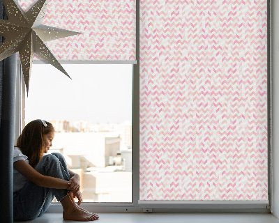 Rolgordijn voor raam met roze pijlen die omhoog en omlaag wijzen