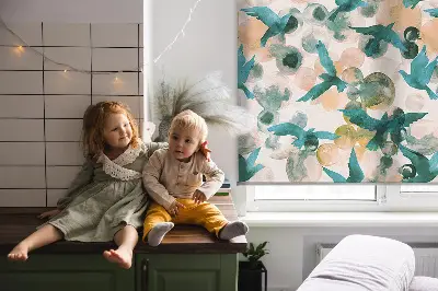 Binnenrolgordijn voor raam met vogels en kleurrijke vlekken