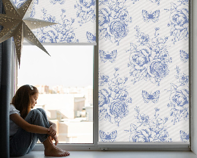 Rolgordijn voor raam met blauwe bloemen en vlinders