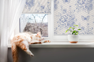 Rolgordijn voor raam met blauwe bloemen en vlinders