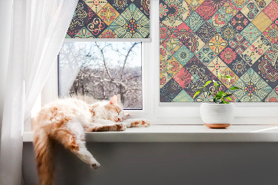 Binnenrolgordijn voor raam in kleurrijke tegelprint