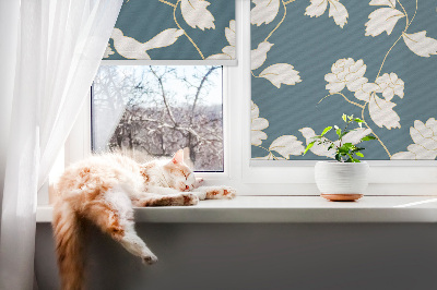 Binnenrolgordijn voor raam met witte vogels op witte bloemen
