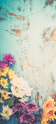 Rolgordijn voor balkondeur met bloemen op een blauwe achtergrond