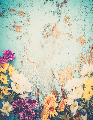 Rolgordijn voor balkondeur met bloemen op een blauwe achtergrond