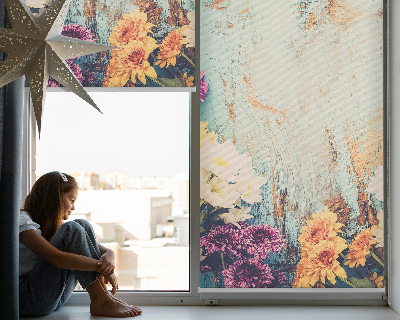 Rolgordijn voor balkondeur met bloemen op een blauwe achtergrond