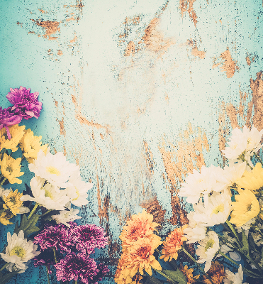 Rolgordijn voor balkondeur met bloemen op een blauwe achtergrond
