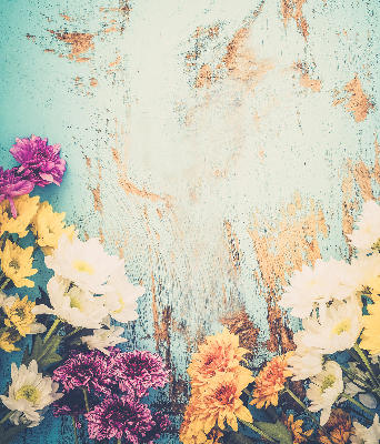 Rolgordijn voor balkondeur met bloemen op een blauwe achtergrond