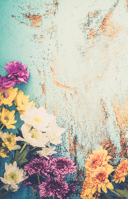 Rolgordijn voor balkondeur met bloemen op een blauwe achtergrond