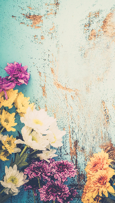 Rolgordijn voor balkondeur met bloemen op een blauwe achtergrond