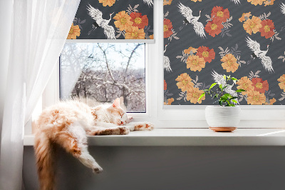 Binnenrolgordijn voor raam met bloemen en kraanvogels