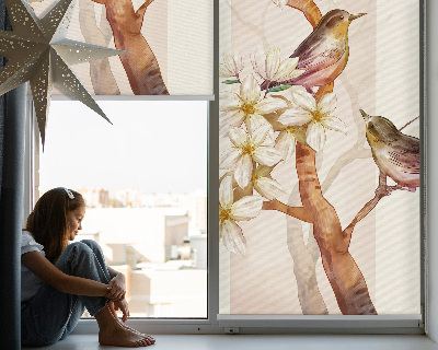 Rolgordijn voor raam met vogels in een boom met bloemen