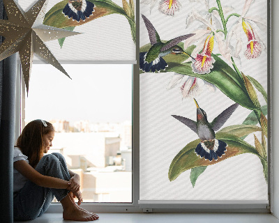 Rolgordijn voor raam met vogels op een bloem