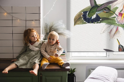 Rolgordijn voor raam met vogels op een bloem