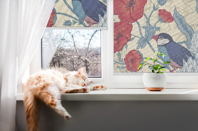 Stoffen rolgordijn met vogels tussen de bloemen