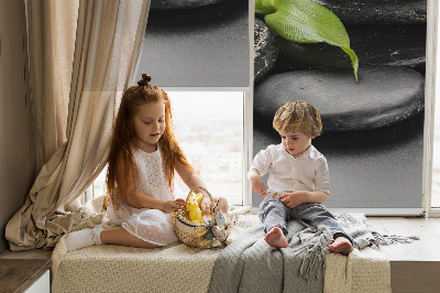 Verduisterend binnengordijn met orchidee op stenen
