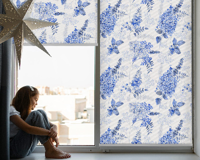 Binnenshuis verduisterend rolgordijn met blauwe bloemen