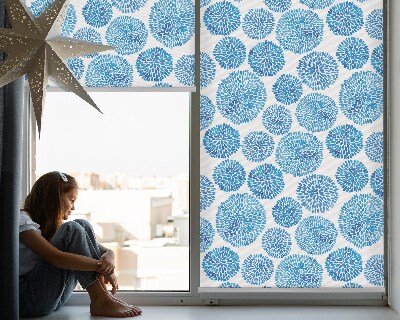 Verduisterend raamrolgordijn voor binnen in blauwe bloemblaadjescirkels