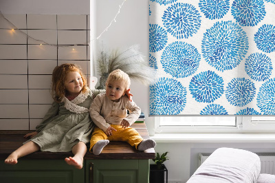 Verduisterend raamrolgordijn voor binnen in blauwe bloemblaadjescirkels