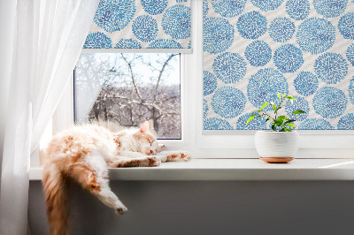 Verduisterend raamrolgordijn voor binnen in blauwe bloemblaadjescirkels