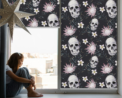 Verduisterend rolgordijn voor raam met schedels tussen de bloemen