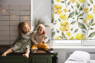 Verduisterend rolgordijn voor raam in gele bloemendecoratie