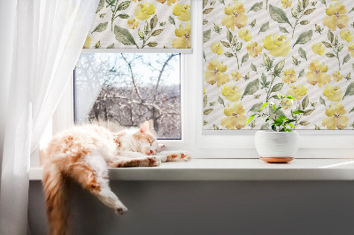 Verduisterend rolgordijn voor raam in gele bloemendecoratie