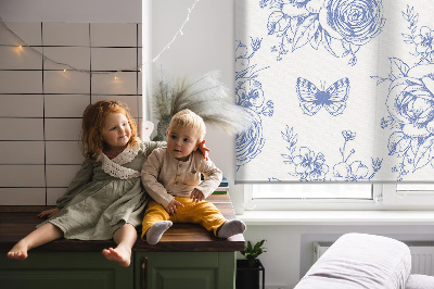 Verduisterend rolgordijn voor raam in blauw met bloemen- en vlinderprint