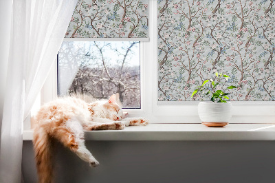 Verduisterend binnengordijn met bloemenranken op een lichte achtergrond