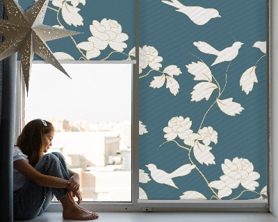 Binnenshuis verduisterend rolgordijn met witte vogels op witte bloemen