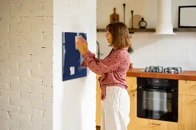 Decoratief glazen wandbord beschrijfbaar en magnetisch in marineblauw